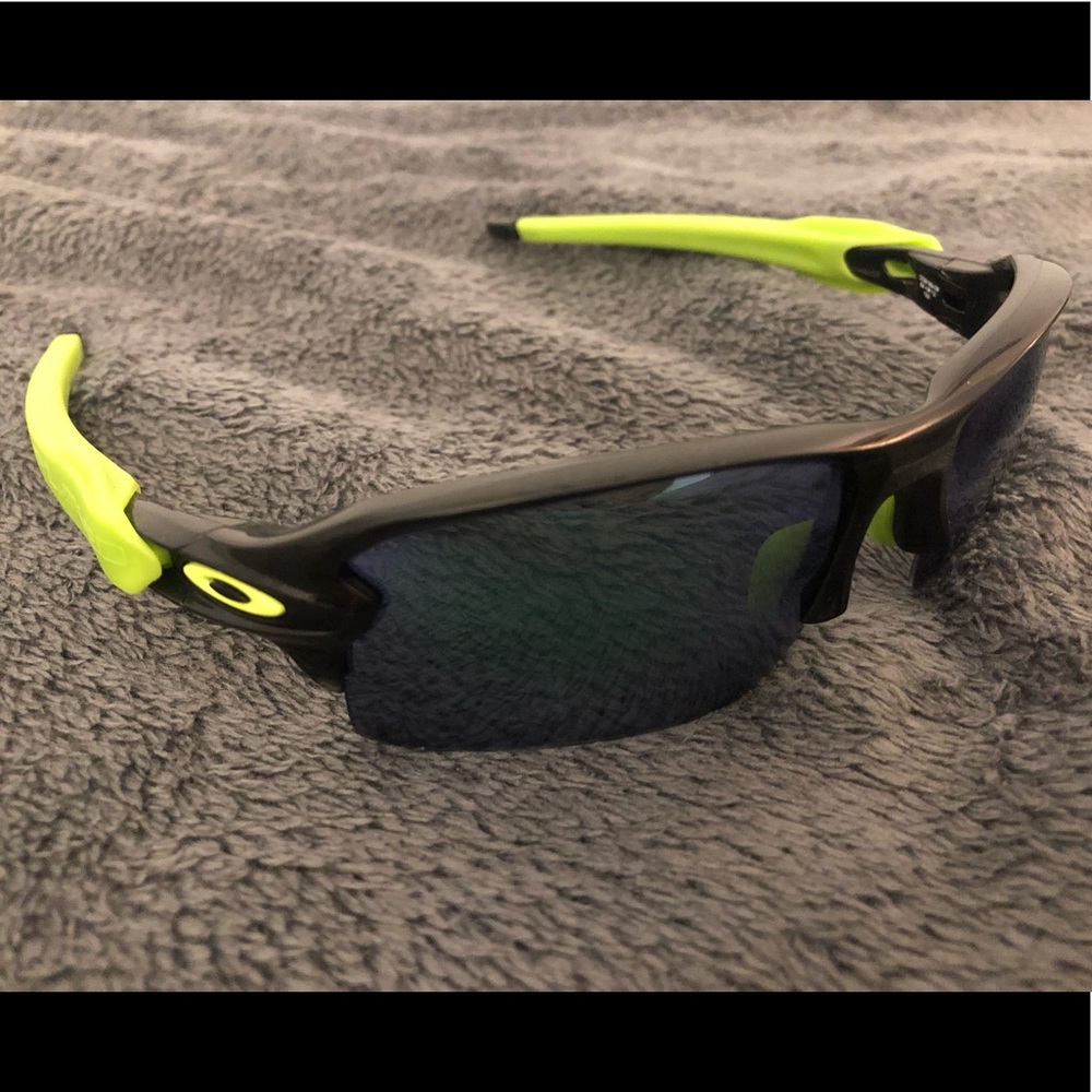 Oakley Flak 2.0 sunglasses like new